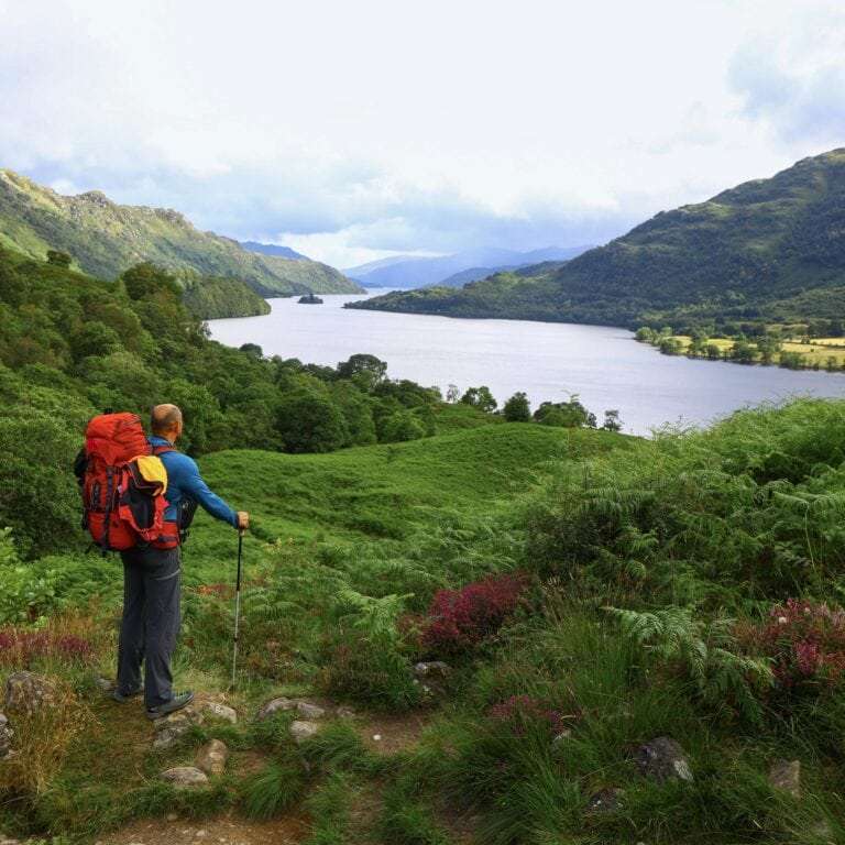 muž shlížející z trasy West Highland Way na jezero Loch Lomond